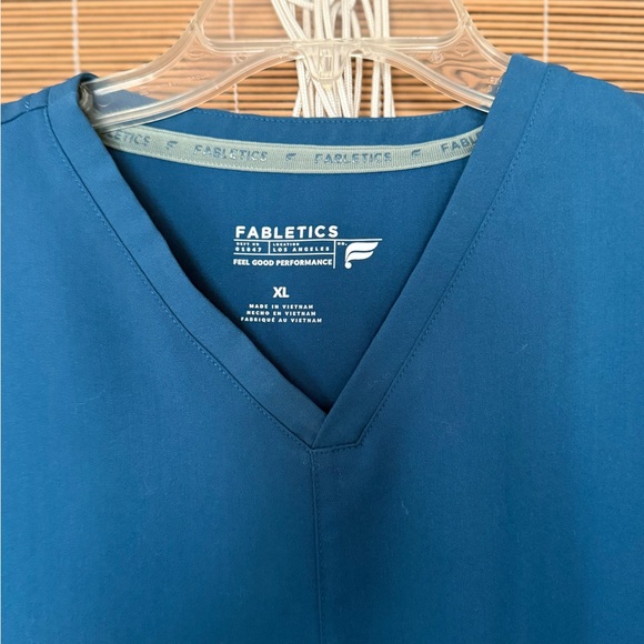 Fabletics Scrub Set - Picture 6 of 9